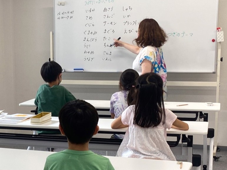 MOCOPLA四ツ谷教室のアドバンスコースで学ぶ低学年の子どもたち