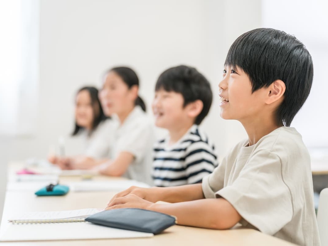 MOCOPLA四ツ谷教室の中学受験コースで集中して学ぶ小学生