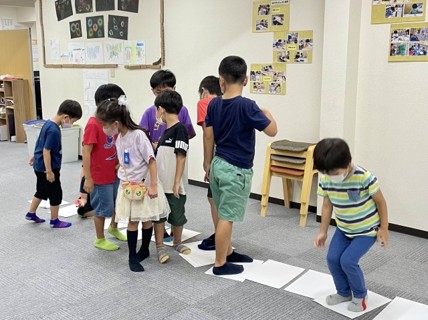 子どもたちが手作りしたすごろくのマスとサイコロ
