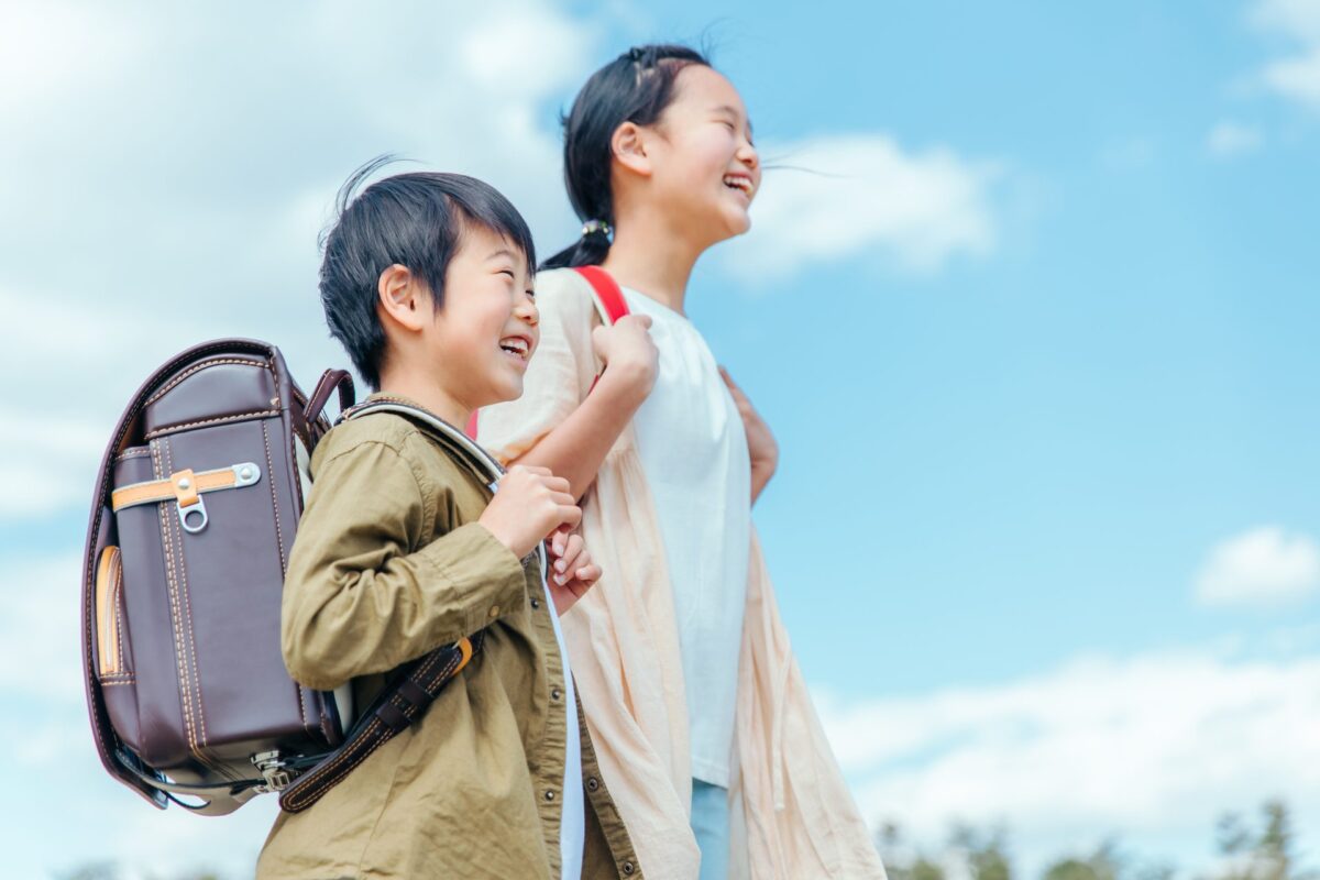 ランドセルを背負って笑う小学生