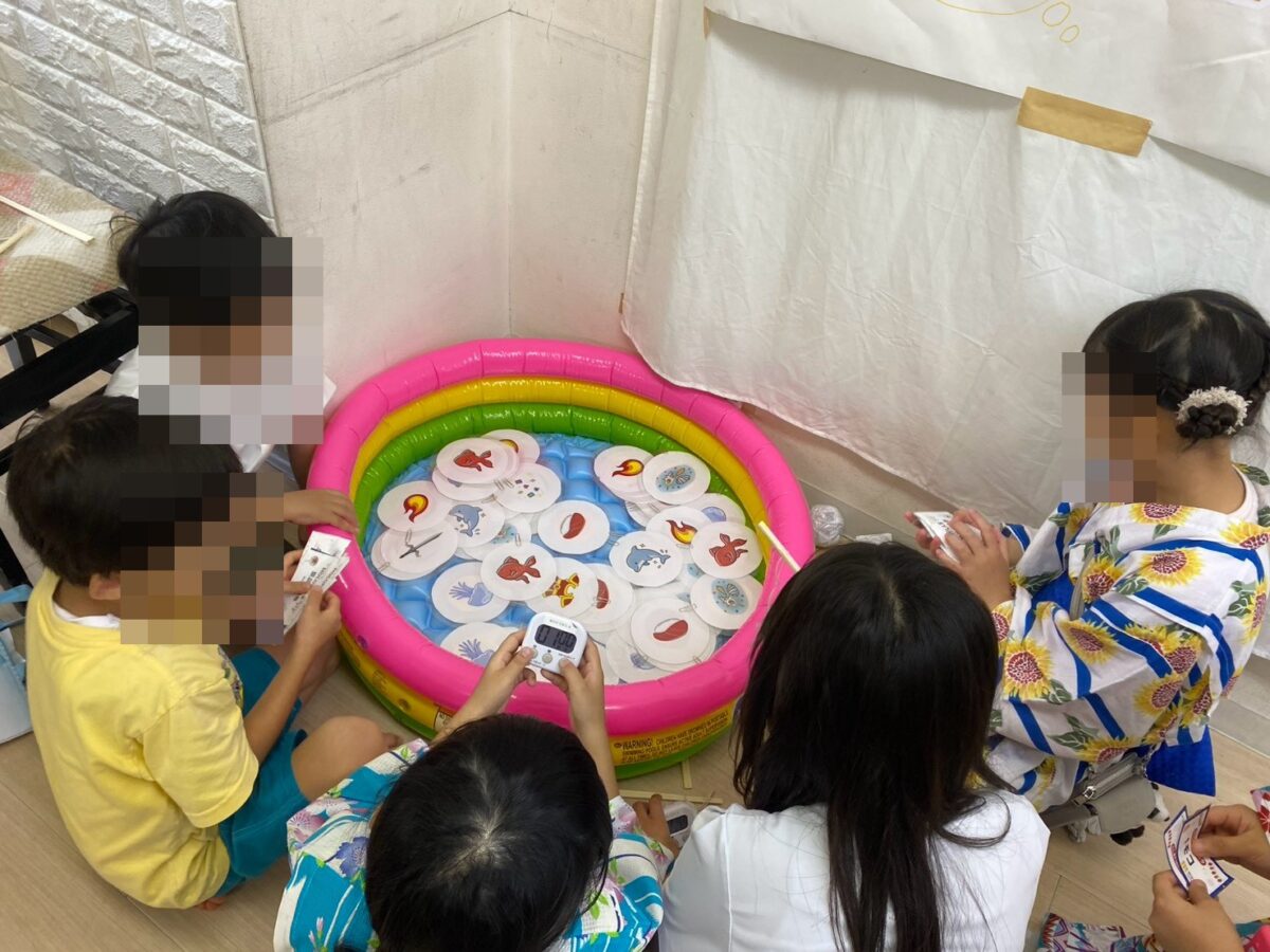 タイマーを持って宝つりを運営する子どもたち