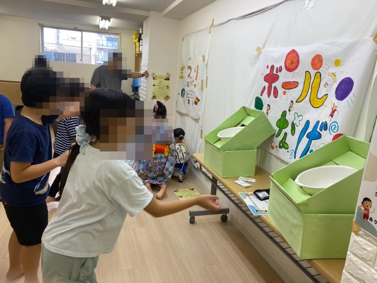 ボール投げに挑戦する子どもたち