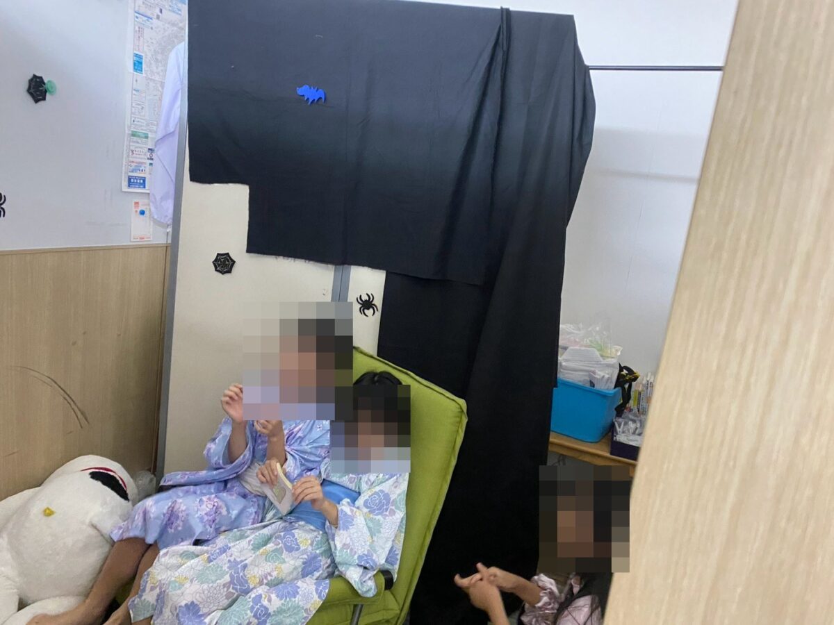 おばけのやかたで笑顔を見せる子どもたち
