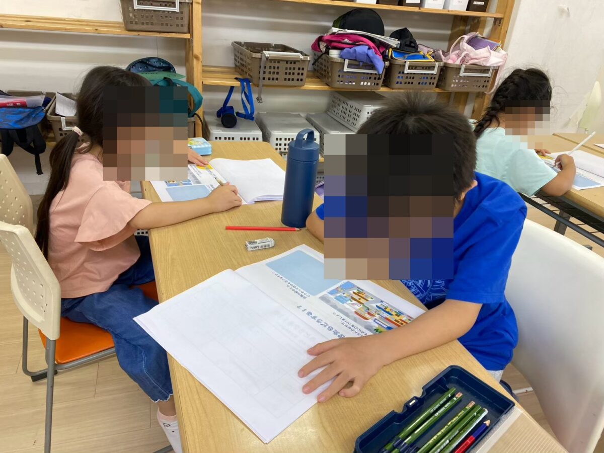 防災について考えるワークシートに取り組む小学生