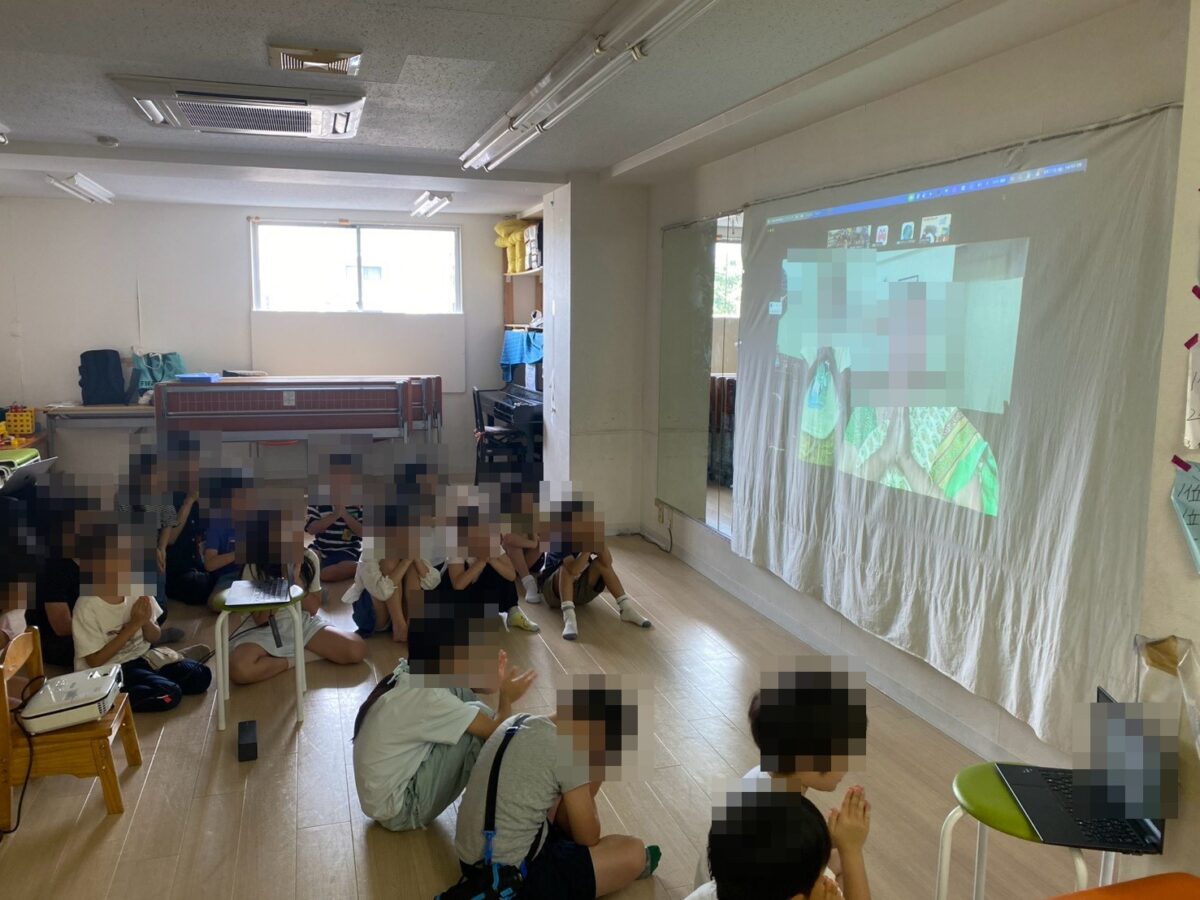 学童の異文化交流イベントでインドのご家庭とオンラインでつながる子どもたち