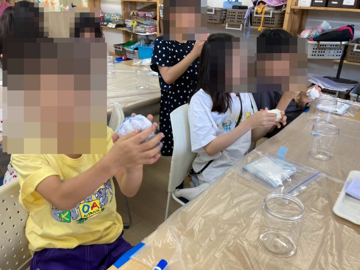 四ツ谷の学童の工作ラボでねん土をこねる子どもたち
