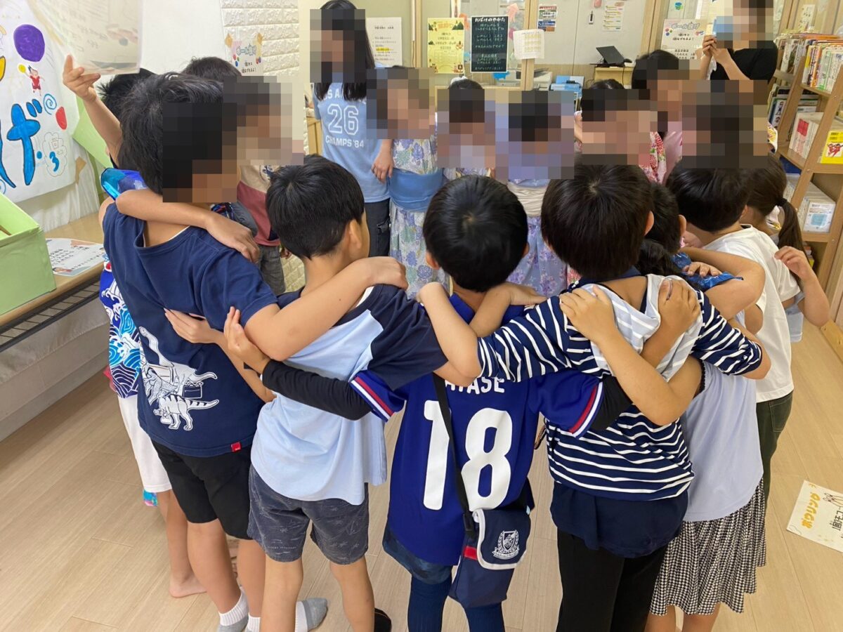モコプラまつりで円陣を組む子どもたち