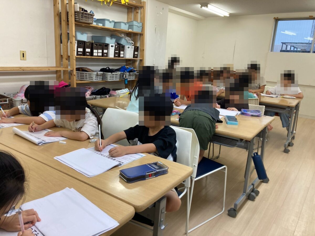 理科実験教室でワークシートに取り組む子どもたち