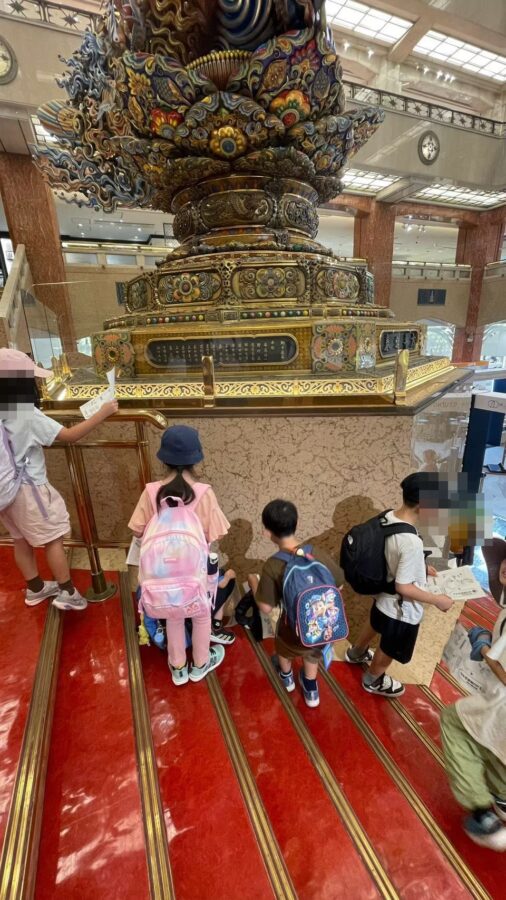 日本橋三越でワークシートを手に化石をさがす子どもたち