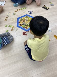 小学1年生でも楽しめる カタン 放課後スクール Mocopla 四ツ谷教室